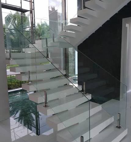 Guarda-corpo de vidro em escada residencial na Grande São Paulo